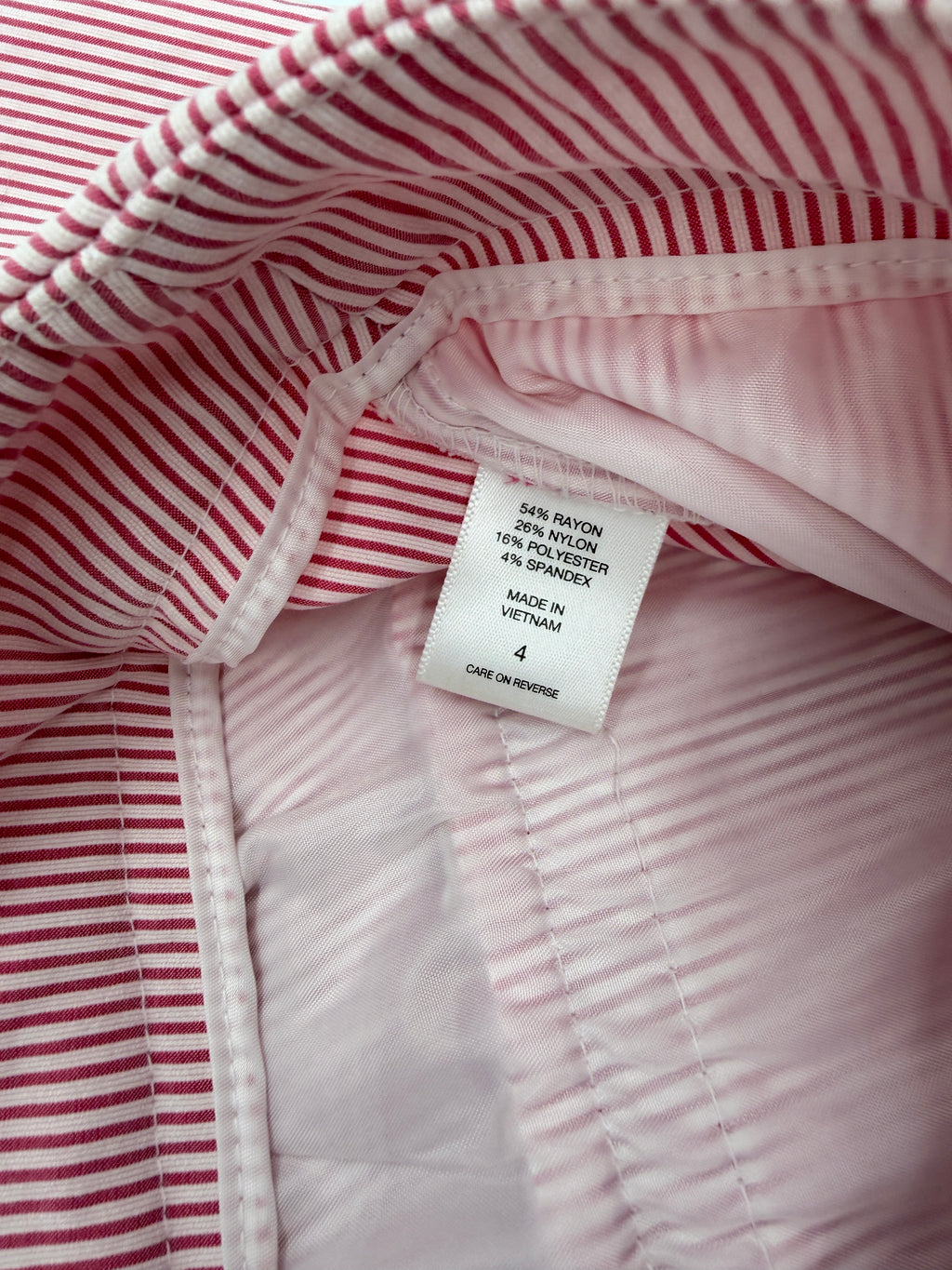 New York & Company Red White Seersucker Bermuda Shorts Size 4 (pre-owned)